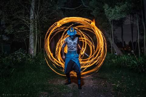 Artista realizando danza de Fuego en Colombia — Circo del Fuego