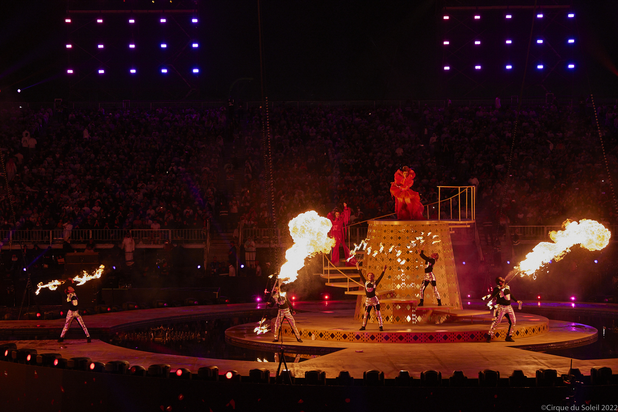 Escenario nocturno con espectáculo de Fuego y luces — Circo del Fuego