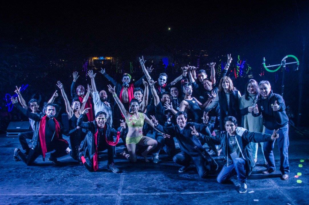 Público disfrutando un show de Fuego con iluminación azul — Circo del Fuego